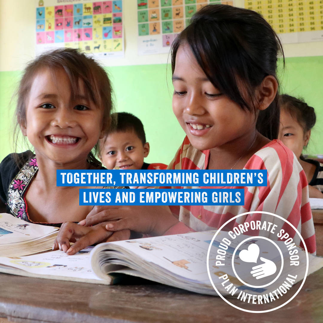 Glada barn i klassrum med texten 'Together, transforming children's lives and empowering girls' samt Plan Internationals logotyp.